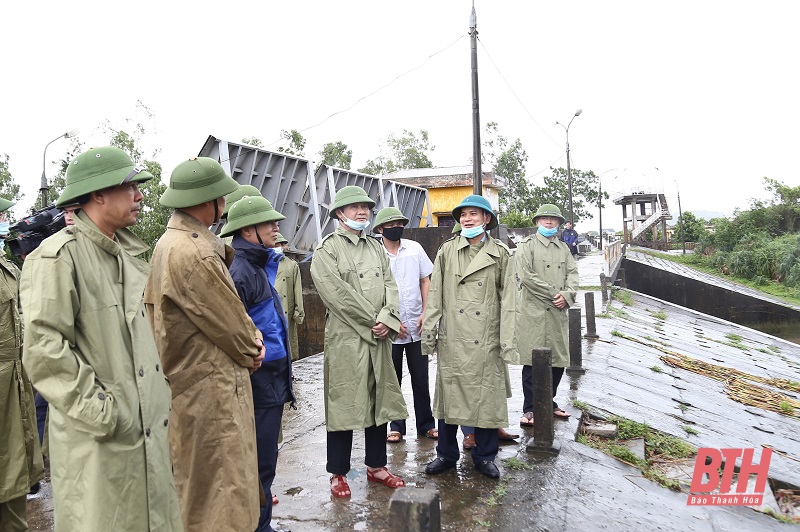 Các đồng chí lãnh đạo Tỉnh ủy, UBND tỉnh chỉ đạo công tác ứng phó với bão tại các địa phương