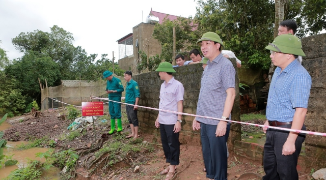 Phó Chủ tịch UBND tỉnh Lê Đức Giang kiểm tra tình trạng sạt lở đê ở các huyện Thạch Thành, Hoằng Hóa