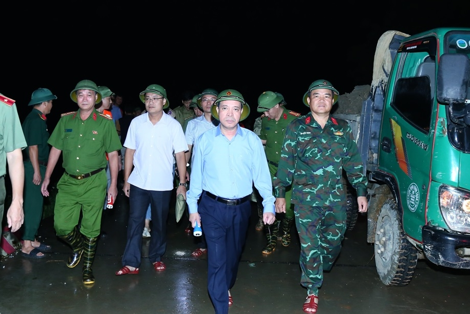 Phó Bí thư Thường trực Tỉnh ủy Lại Thế Nguyên trực tiếp chỉ đạo xử lý tình trạng nước thấm qua chân đê