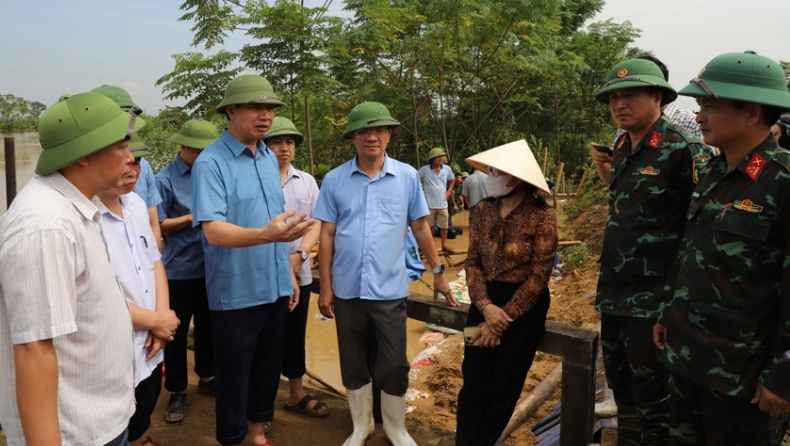 Phó Chủ tịch UBND tỉnh Lê Đức Giang kiểm tra, chỉ đạo khắc phục sự cố đê bối ở huyện Hậu Lộc