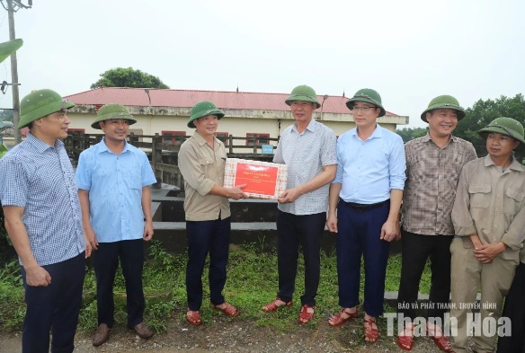 Phó Bí thư Tỉnh ủy Trịnh Tuấn Sinh thăm hỏi tình hình đời sống người dân vùng lũ Vân Du 